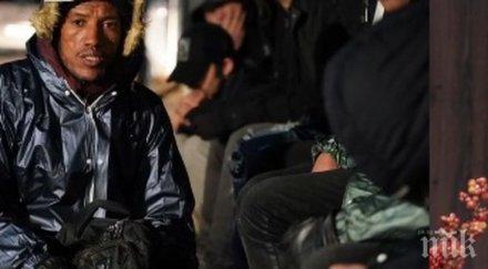 напрежението расте гръцката гранична полиция спира мигранти сълзотворен газ шокови гранати