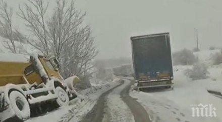 силен снеговалеж спря движението троянския проход