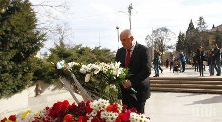 ексклузивно пик главният прокурор иван гешев поклони паметника незнайния воин март снимки