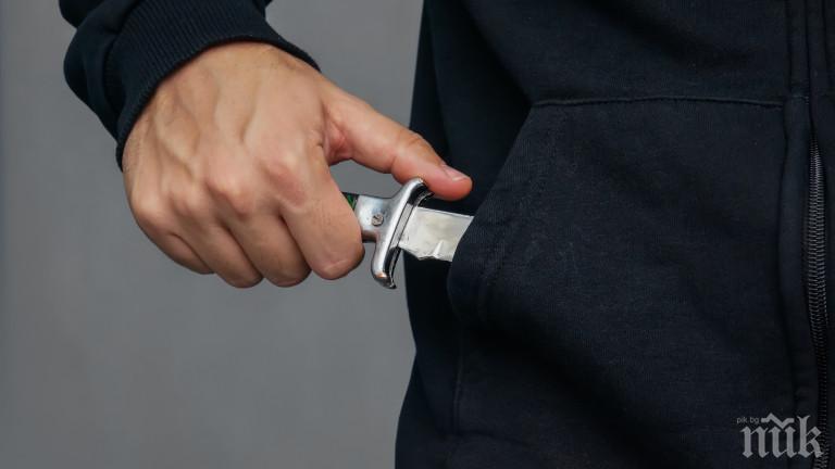 Непълнолетен наръга с джобно ножче в гърба момче на 16