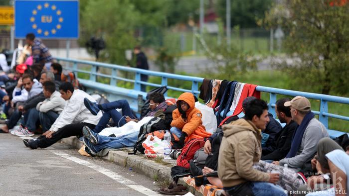 Австрия изпраща полицаи в Унгария за защита от бежански поток