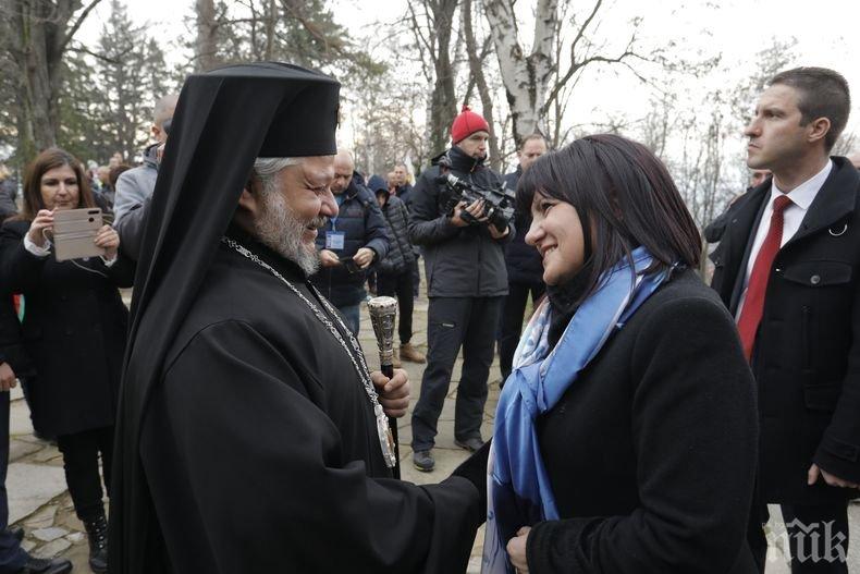Цвета Караянчева присъства на благодарствения молебен в Шипченския манастир (СНИМКИ)