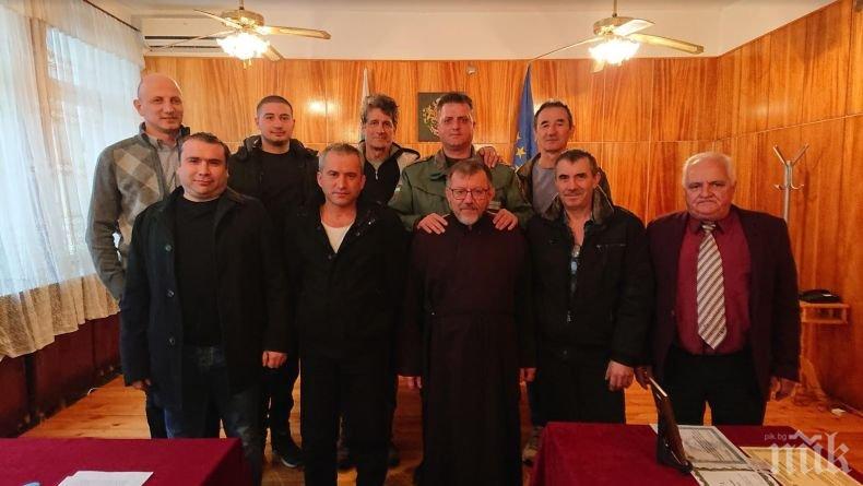 Илиан Тодоров отличи етрополския отряд, в който свещеник-доброволец кара линейка 
