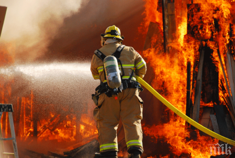 ОГНЕН АД! Пожар съсипа къща във Врачанско, мъж лежи в болница в тежко състояние