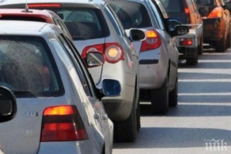 Лепим нов стикер на стъклото на колата