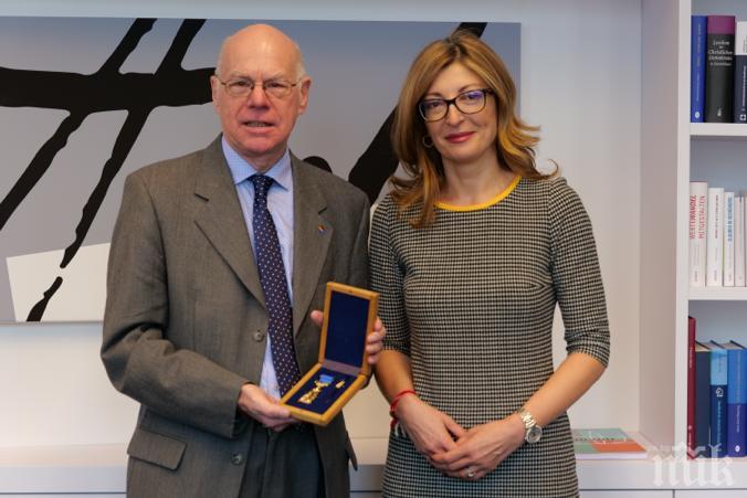 Захариева награди със Златна лаврова клонка председателя на фондация “Конрад Аденауер”