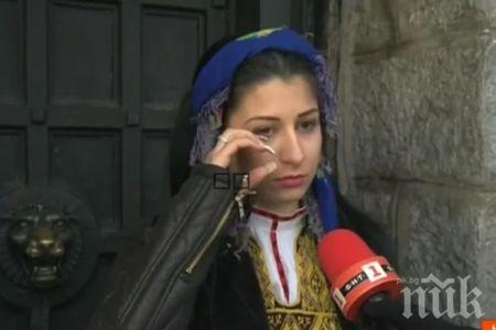 Красавица в носия плаче на Шипка за осакатяването на българската памет 