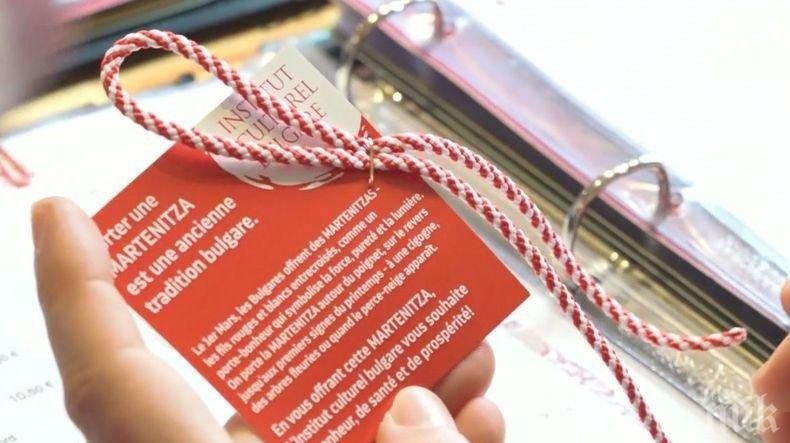 Туристите в Париж получават мартеници