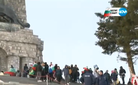 Стотици поеха към връх Шипка на разсъмване