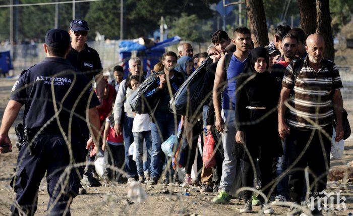 Гръцкото правителство иска спешно заседание на Съвета на външните министри заради ордите мигранти