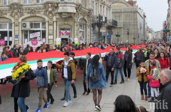 Русе отбеляза Трети март с парад на техника и 80-метрово знаме