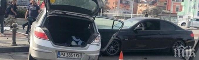 ОТ ПОСЛЕДНИТЕ МИНУТИ: Две коли се помляха в центъра на Пловдив 