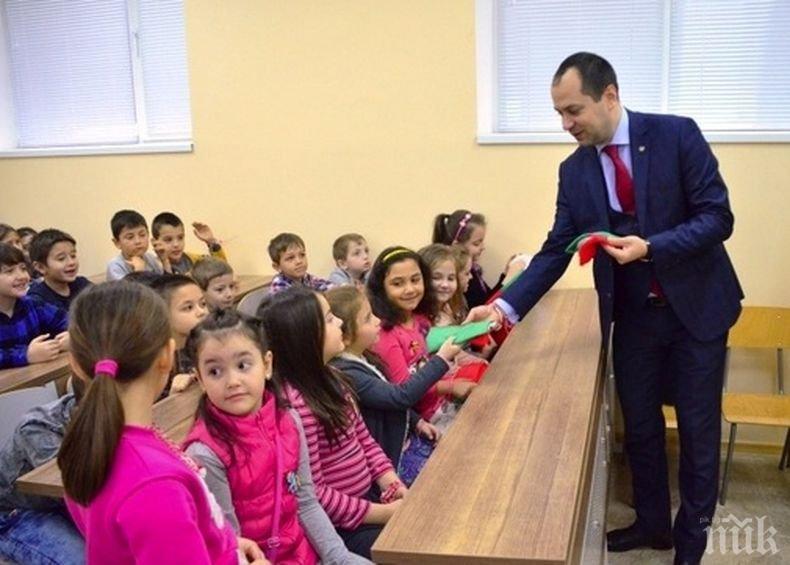 За 3 март: Община Враца подарява над 1 500 знамена