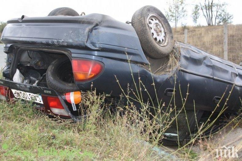 Кола се преобърна край Пловдив, двама са в болница
