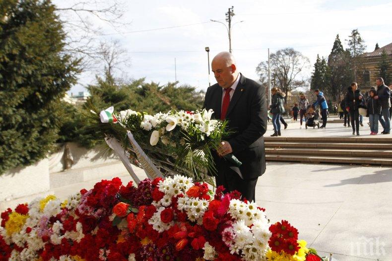 ЕКСКЛУЗИВНО В ПИК: Главният прокурор Иван Гешев се поклони пред Паметника на Незнайния воин за 3 март (СНИМКИ)