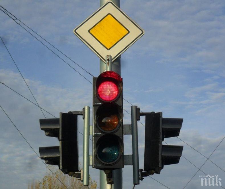 Монтират сензорни бутони по светофарите в София