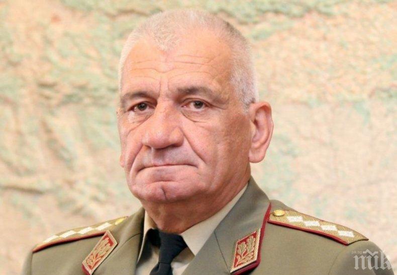 ТРАУР: Армията почита паметта на ген. Боцев с наполовина спуснат национален флаг