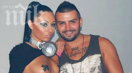 гола диджейка перфектни форми миксира бургаския плаж снимка