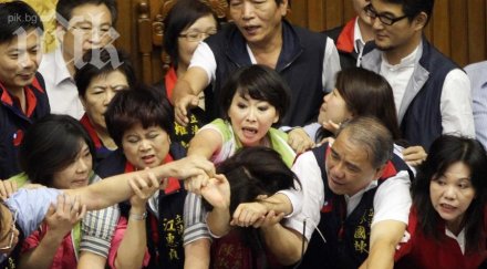 бой тайванския парламент заради четвъртата аец видео