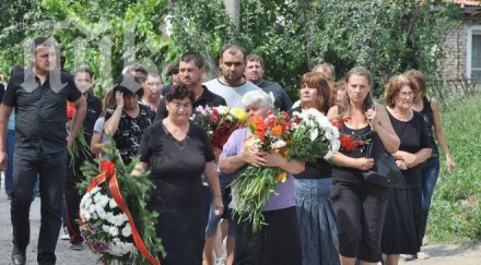 вечер погребват двамата миньори