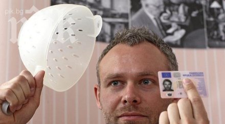 оригинално мъж извади лична карта гевгир главата