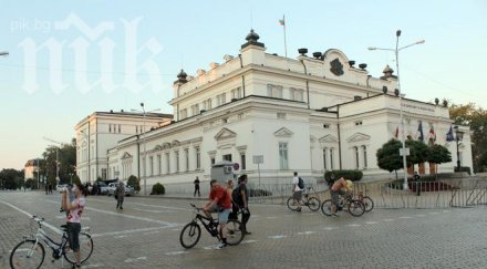 първи път месец половина махнаха барикадите около парламента