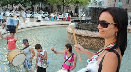 протестиращи тъпанджии разхладиха фонтана президента