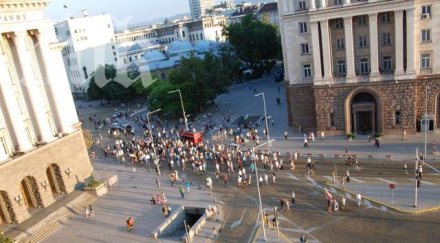 протестите продължават