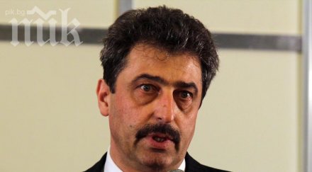 човек цветан василев брои бюлетините