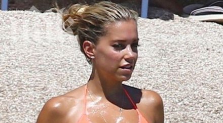 вижте неустоимата силви ван дер ваарт плажа сен тропе снимки