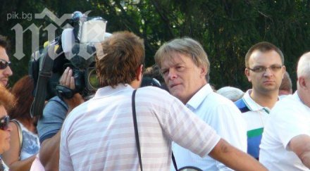 немски журналист интервюира протестиращите парламента