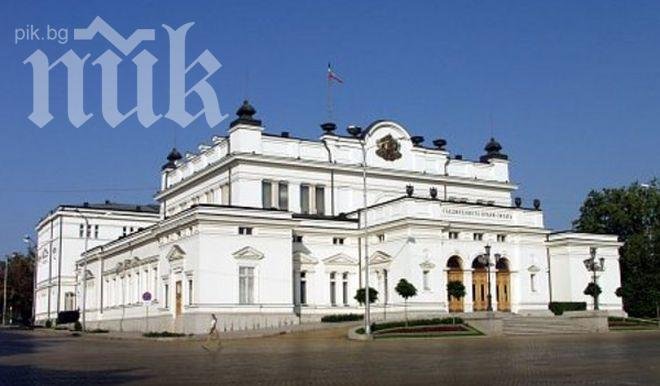 Депутатите почетоха загиналите миньори с минута мълчание