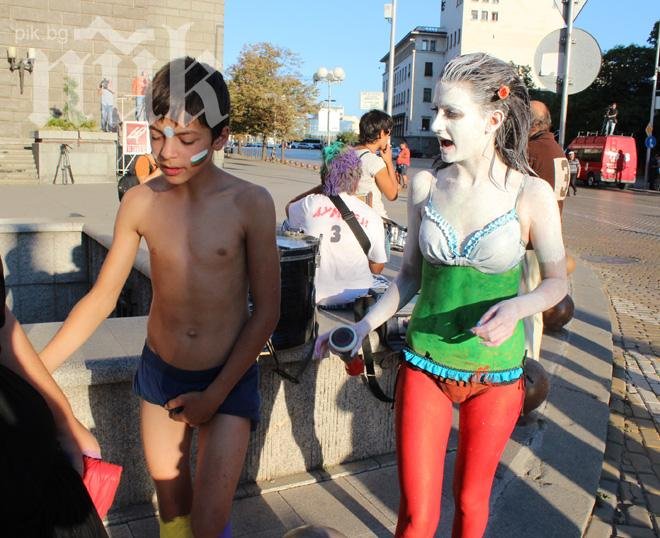  Бодиарт оживи протеста пред Министерския съвет