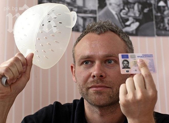 Оригинално! Мъж си извади лична карта с гевгир на главата