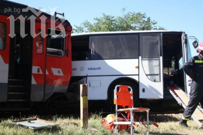 Зверска катастрофа в Хърватия - влак помете автобус, има пострадали