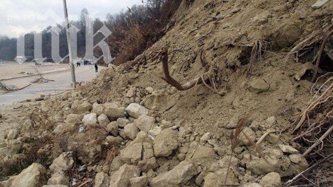 Земна маса затрупа 66-годишен работник