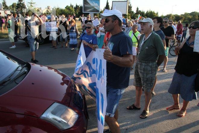 Митингът пред „Евксиноград“ блокира за кратко пътя към Златни пясъци