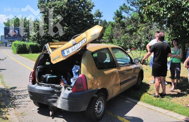 Верижна катастрофа с четири коли в София, няма пострадали (снимки)