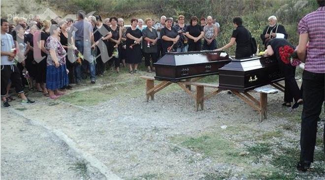 В затворени ковчези изпратиха загиналите миньoри Иван и Николай