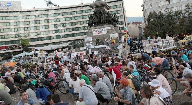 Протестът пред парламента падна „на колене“ за загиналите миньори
