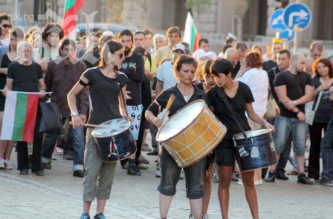 Траурен марш и тъжни барабани на протеста срещу Орешарски