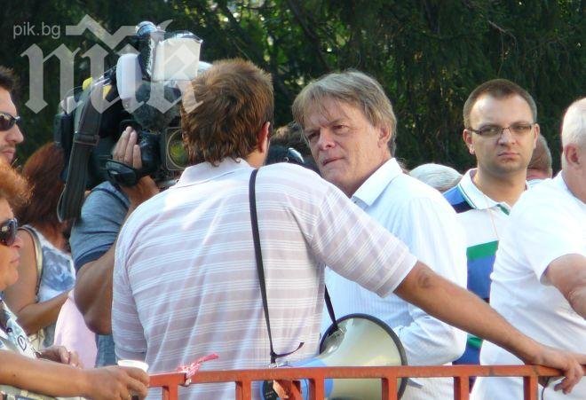 Немски журналист интервюира протестиращите пред парламента