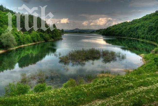 Мъж изпусна джипа си в язовир