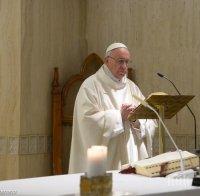 ЗАРАДИ ПАНДЕМИЯТА: Неделната проповед на папата ще е по Интернет