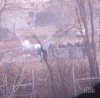 НАПРЕЖЕНИЕТО РАСТЕ: Турски полицаи стрелят с газови гранати по гръцките граничари (ВИДЕО)