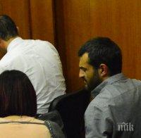ПЪРВО В ПИК: Ето го Антон Божков в съдебната зала - охранители пазят сина на хазартния бос, жена му Ива Софиянска го държи за ръка (СНИМКИ)