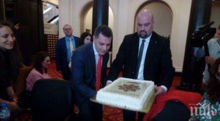вмро черпи журналистите парламента торта снимка
