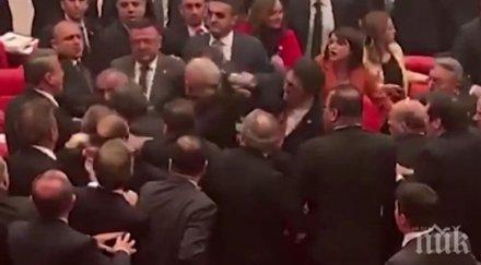 депутати хванаха гушите турския парламент заради намесата сирия