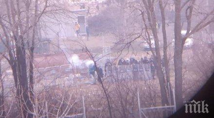 напрежението расте турски полицаи стрелят газови гранати гръцките граничари видео