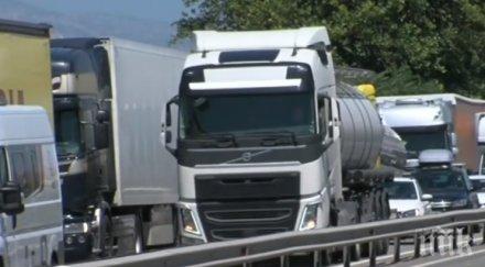 пример шофьор тир дни спи камиона предпази семейството коронавируса